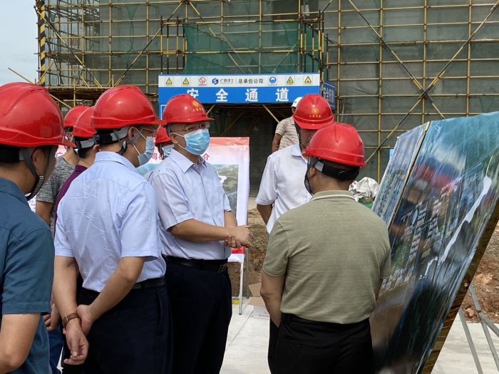 了解學院建設情況。韋艷蘭 攝.jpg