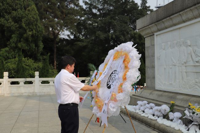 整理挽聯。楊鈺 攝（修圖）.jpg