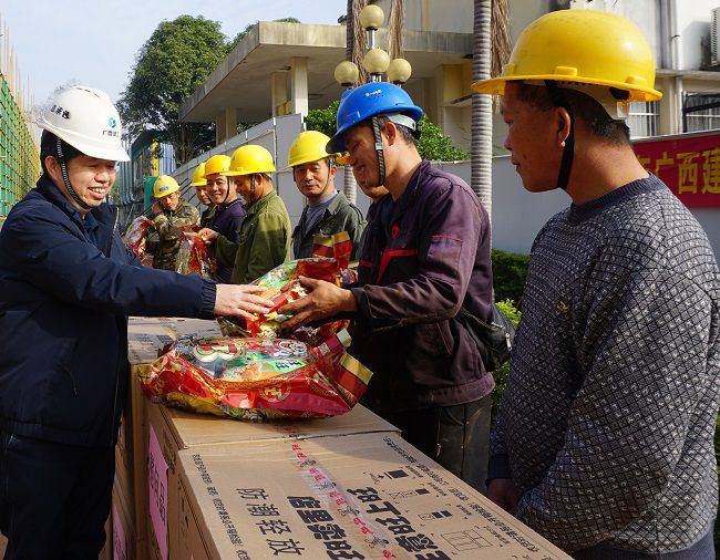 （修圖）為一線工人發放慰問品。謝微旋 攝_副本.jpg