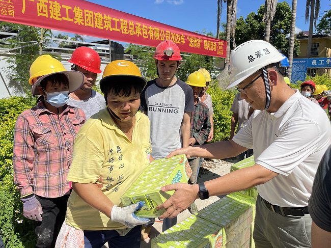 （修圖）陸烜為工人發放清涼慰問品。容芝雅 攝.jpg